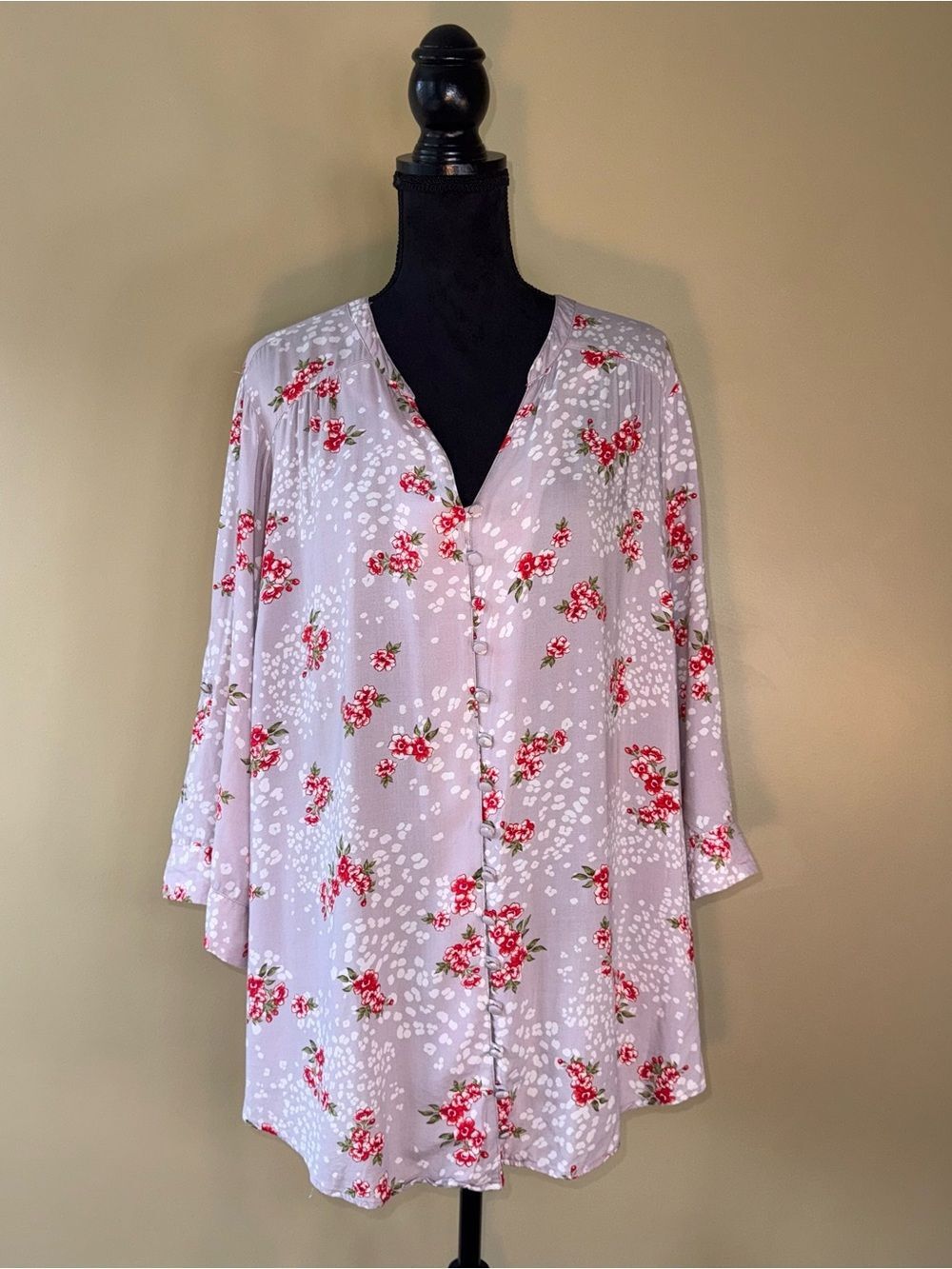 Torrid Women's Blouse Grey with Red Flowers & White Polka Dots Torrid Size 3 - Picture 2 of 13